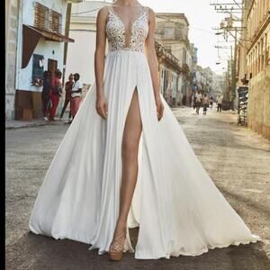 NWT L’amour Claudia White Lace Plunge Neckline Wedding Dress with Slit Size 6